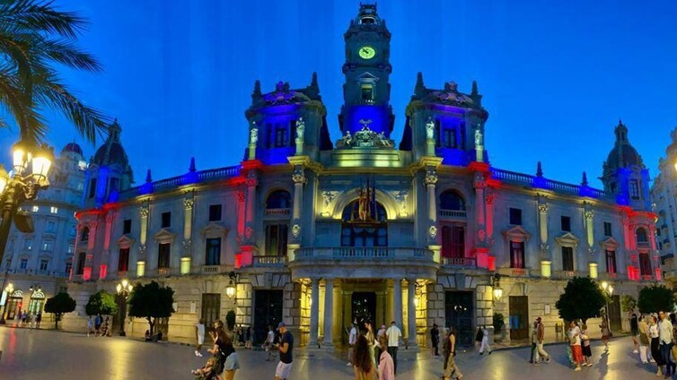 Los colores de la Senyera iluminan el Ayuntamiento de Valencia en el primer día de Catalá como alcaldesa
