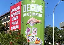 Vox cuelga una lona gigante contra el feminismo, el independentismo y la agenda 2030