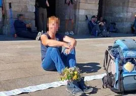 Una peregrina pinta en plena plaza del Obradoiro sus kilómetros en el camino de Santiago: «Debería limpiarlo usted misma»