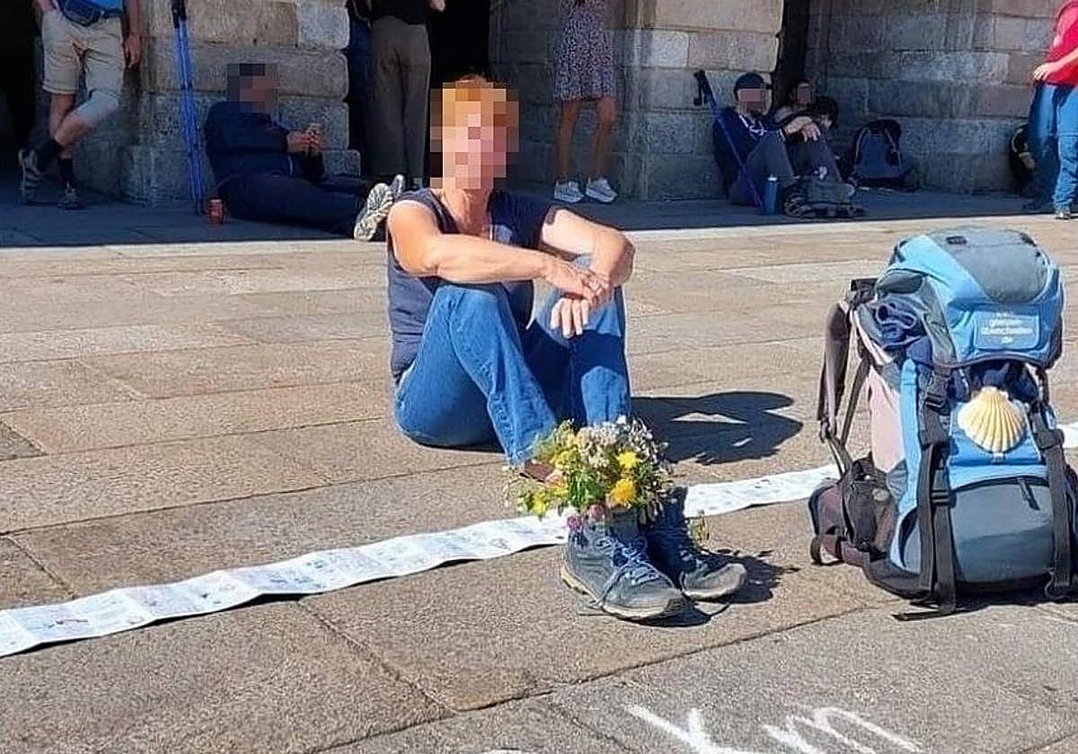 La peregrina, delante de su 'obra'