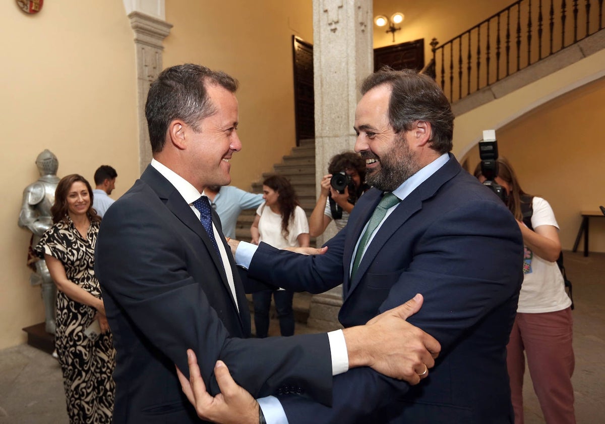 Carlos Velázquez y Paco Núñez, en el zaguán del Ayuntamiento de Toledo