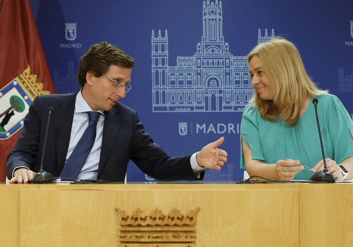 El alcalde, José Luis Martínez-Almeida, y la vicealcaldesa, Inmaculada Sanz, este lunes