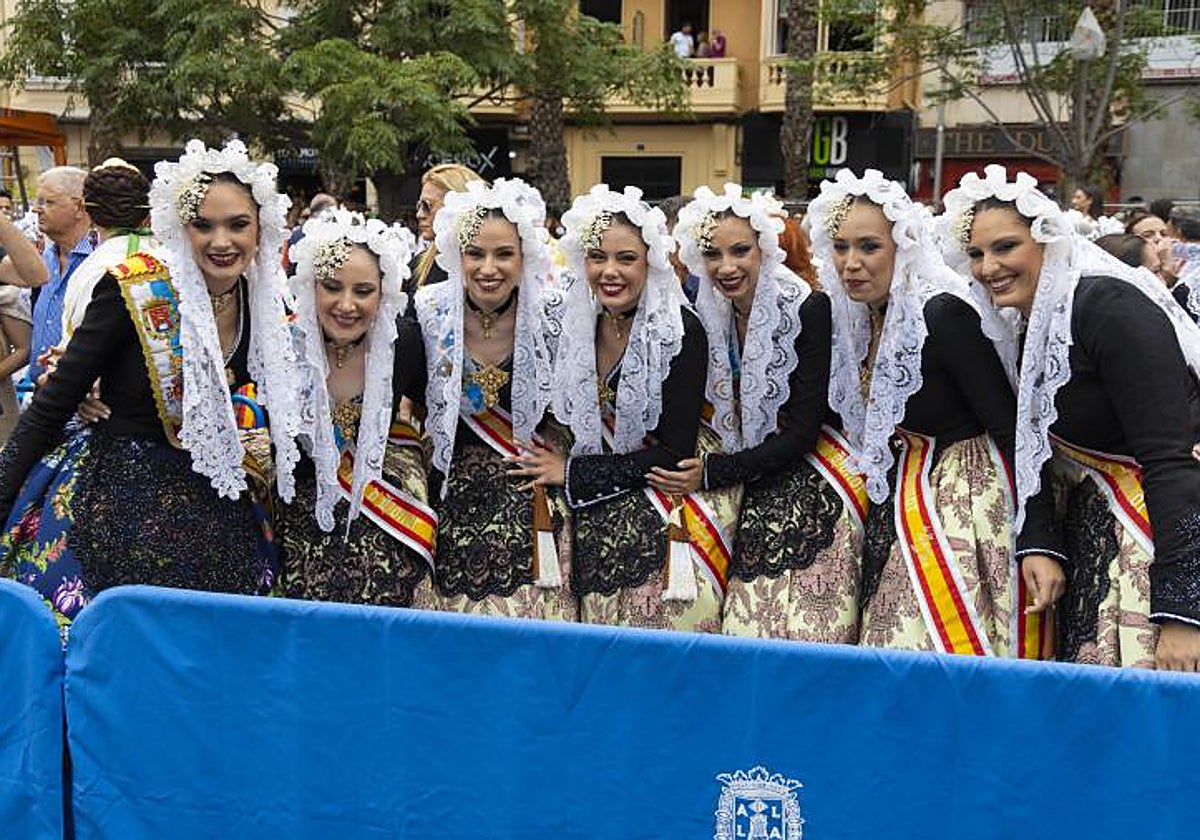 La Bellesa del Foc 2023, Belén Mora, con sus damas de honor antes de una mascletà