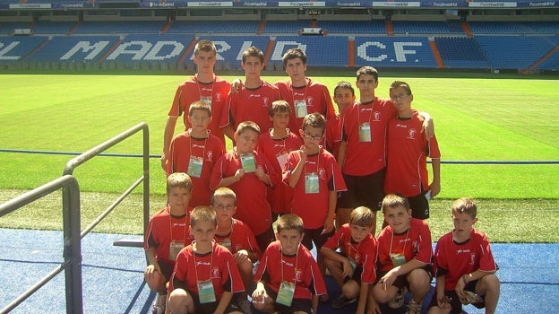 Fran García (a la izquierda, en la fila del medio), en una visita al estadio 'Santiago Bernabéu' cuando jugaba en las Escuelas Deportivas de Bolaños