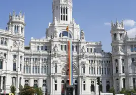 Madrid no colocará la bandera LGTBI en este Orgullo pero iluminará con un arcoíris la fuente y el Palacio de Cibeles