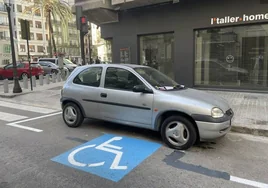 Multado en Valencia tras aparcar en una zona permitida que se pintó después como plaza para movilidad reducida