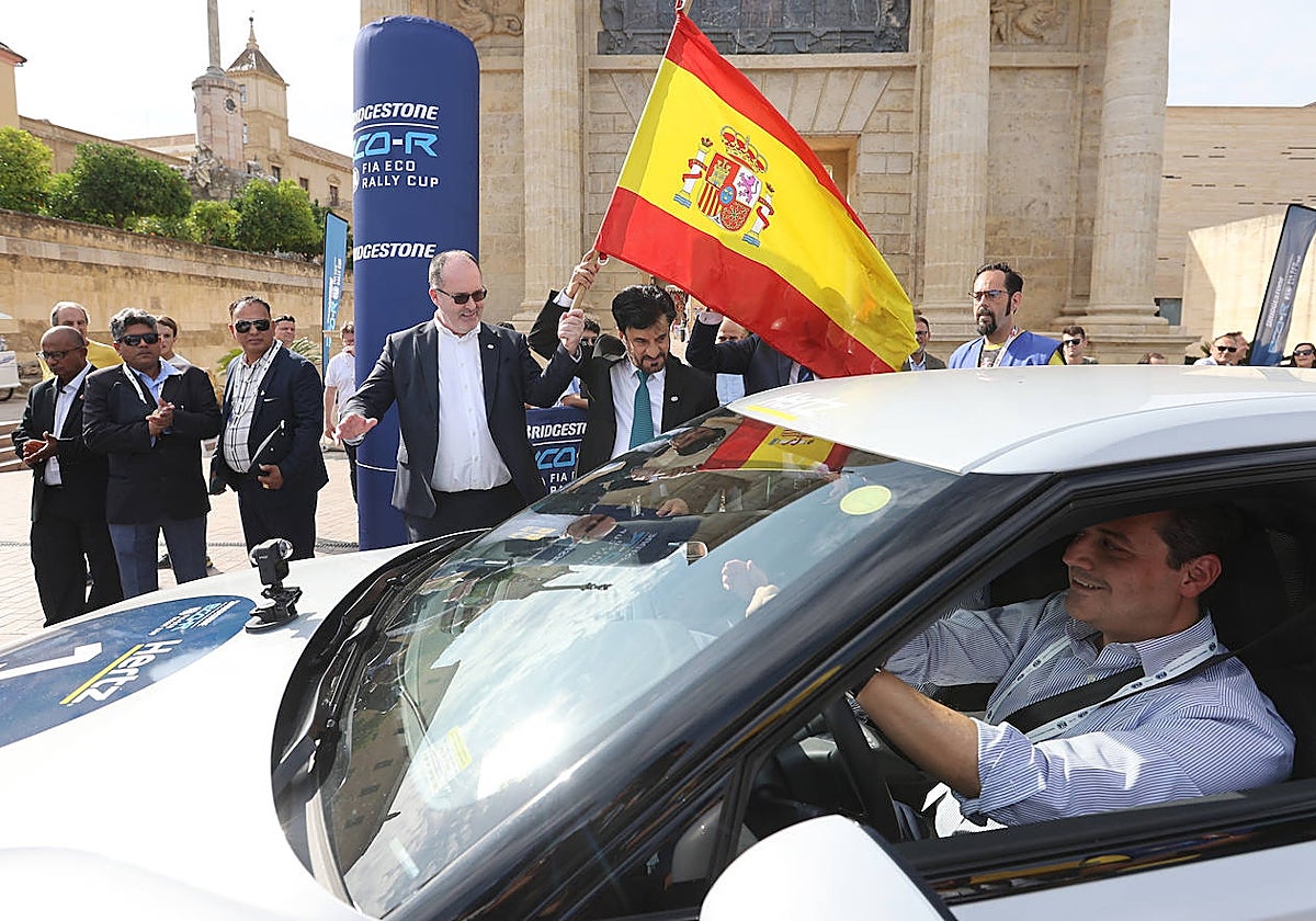 Banderazo de salida desde la Puerta del Puente de Córdoba