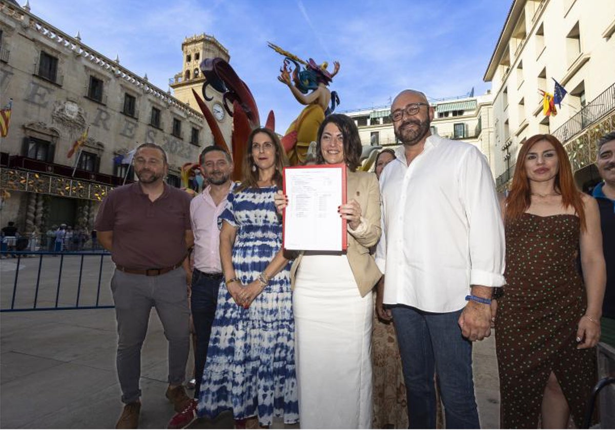 Macarena Olona en Alicante junto a la Hoguera oficial este lunes, al presentar las candidaturas de Caminando Juntos a las elecciones generales