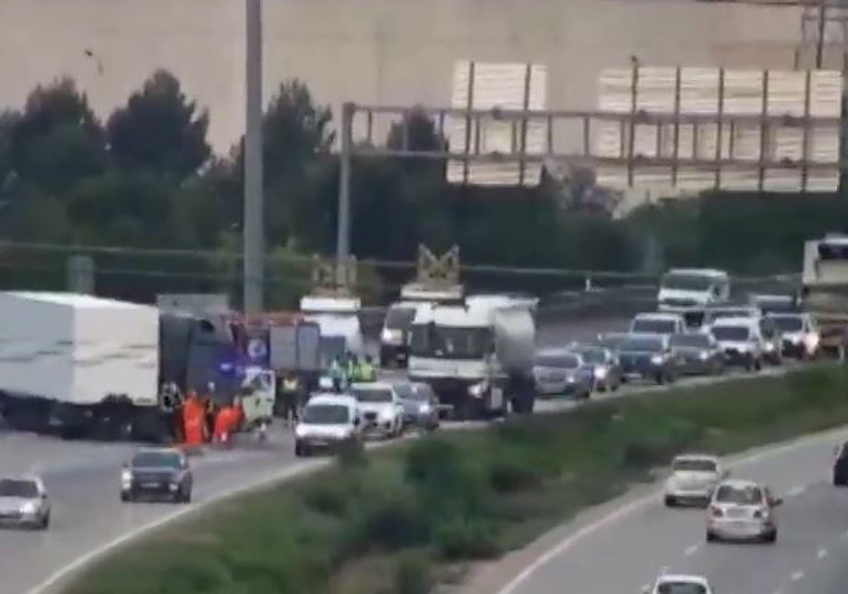 Imagen del siniestro y las retenciones que se han formado en la M-50