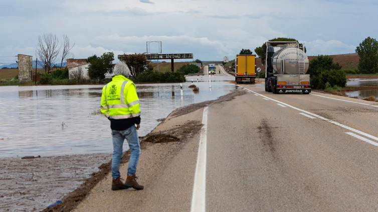 Fuertes trombas de agua en Soria obligan a cortar tramos de las carreteras N-122 y N-234