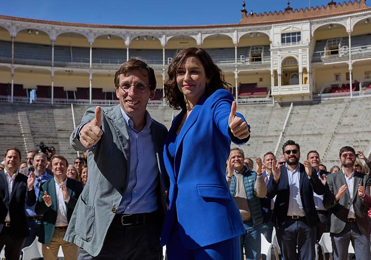 Díaz Ayuso y Martínez-Almeida, con los candidatos del PP a alcaldías madrileñas al inicio de la campaña