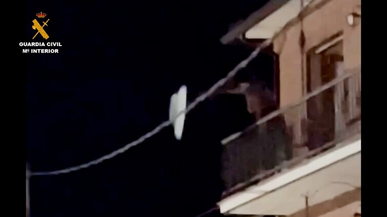 En vídeo: Un hombre baila semidesnudo en su balcón y arroja objetos a los agentes