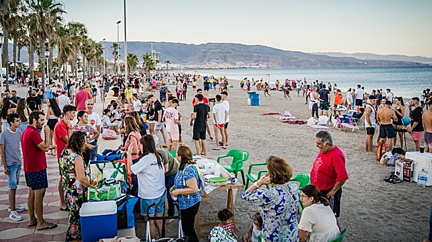 Grupos de familias y amigos durante la tarde de la noche de San Juan en Roquetas de Mar.