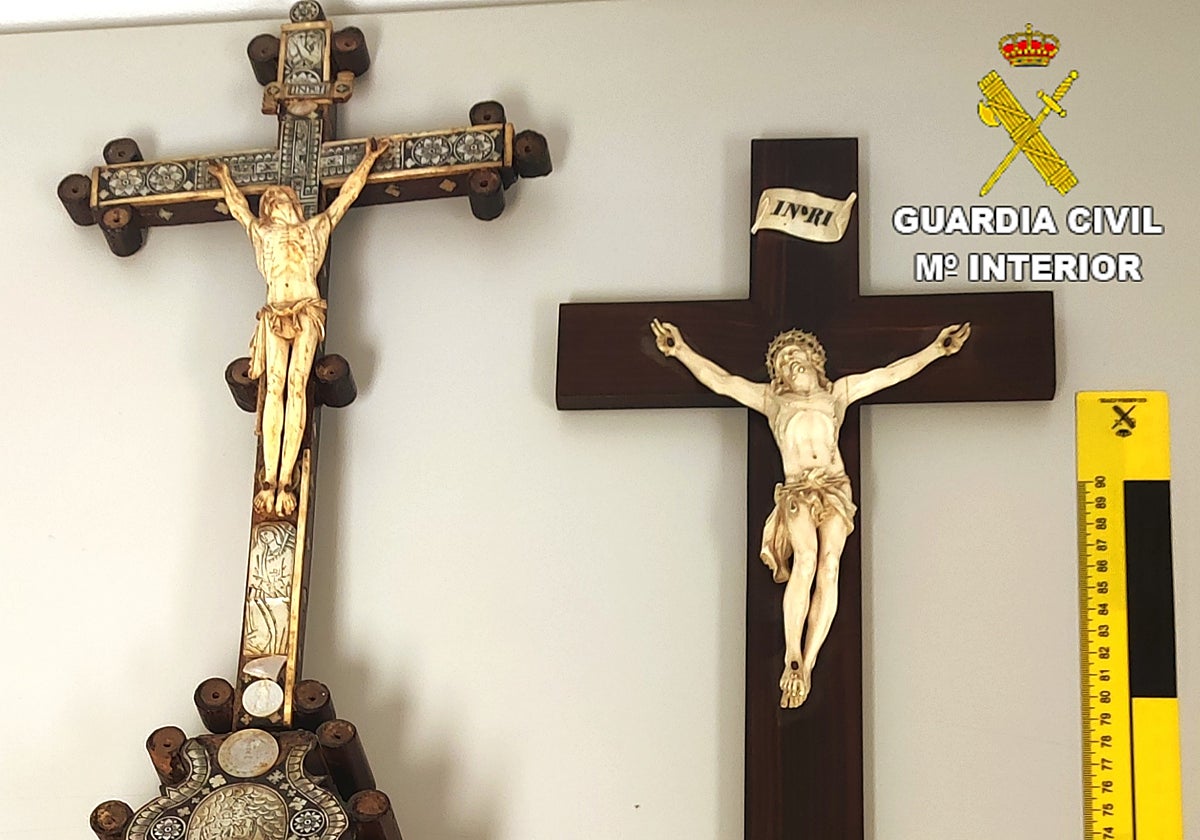 Dos investigados por intentar vender dos cristos de marfil de elefante en Cuenca