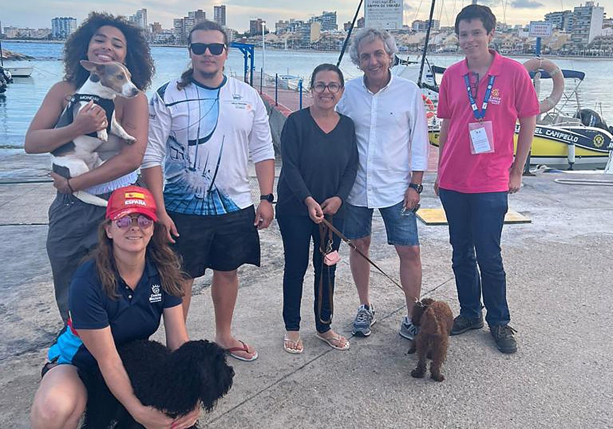 Dos influencers con dos millones de seguidores hacen turismo &#039;petfriendly&#039; acuático con sus mascotas en El Campello