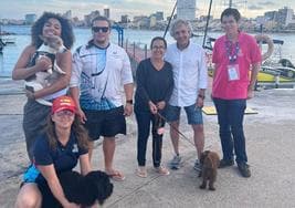 Dos influencers con dos millones de seguidores hacen turismo 'petfriendly' acuático con sus mascotas en El Campello