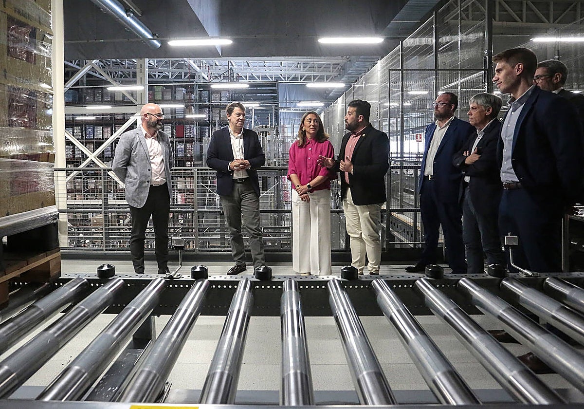 El presidente de la Junta, Alfonso Fernández Mañueco y la consejera de Movilidad y Transformación Digital, María González, visitan el bloque logístico de Mercadona en Villadangos del Páramo (León)