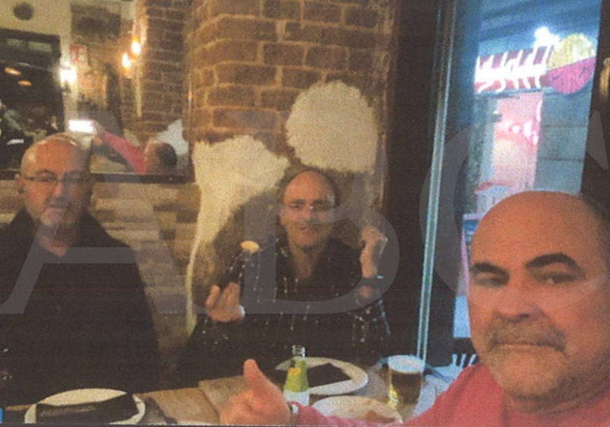 Antonio Navarro Tacoronte, Juan Bernardo Fuentes Curbelo y el empresario Antonio Bautista en una fotografía que obra en el sumario