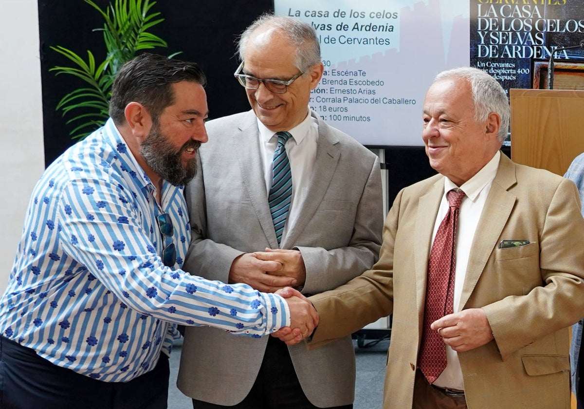 Benjamín Sevilla y Germán Vega saludan al consejero de Cultura Gonzalo Santonja