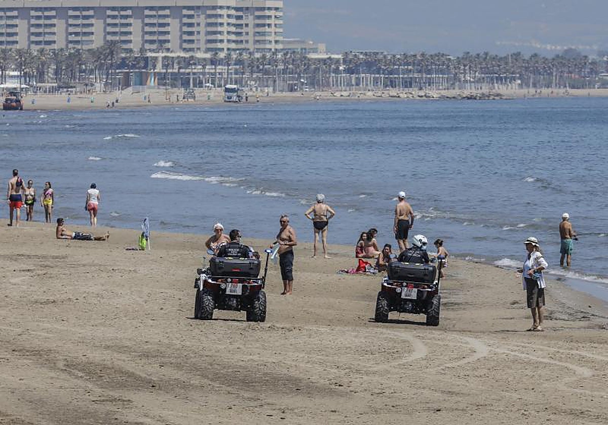 Imagen de archivo de dos varios agentes de Policía Local en una playa de Valencia