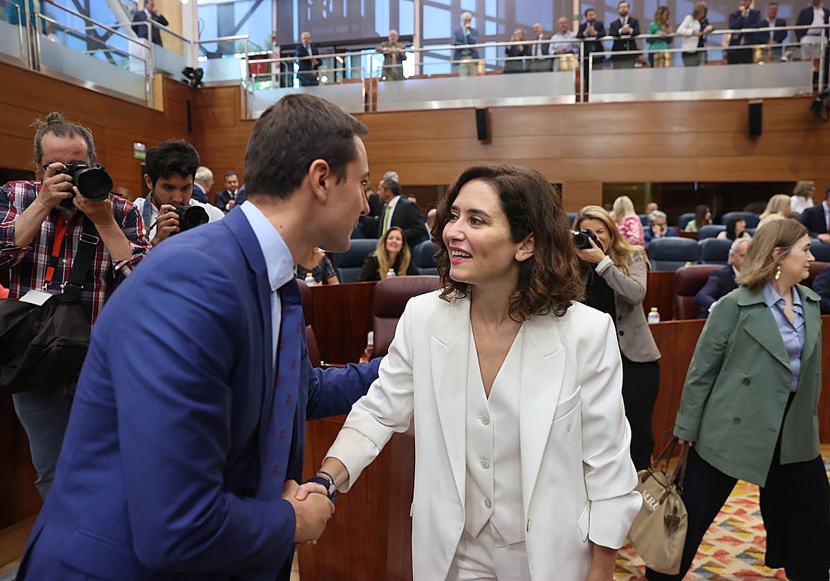 Juan Lobato, portavoz socialista, con la presidenta Isabel Díaz Ayuso en la primera sesión de investidura