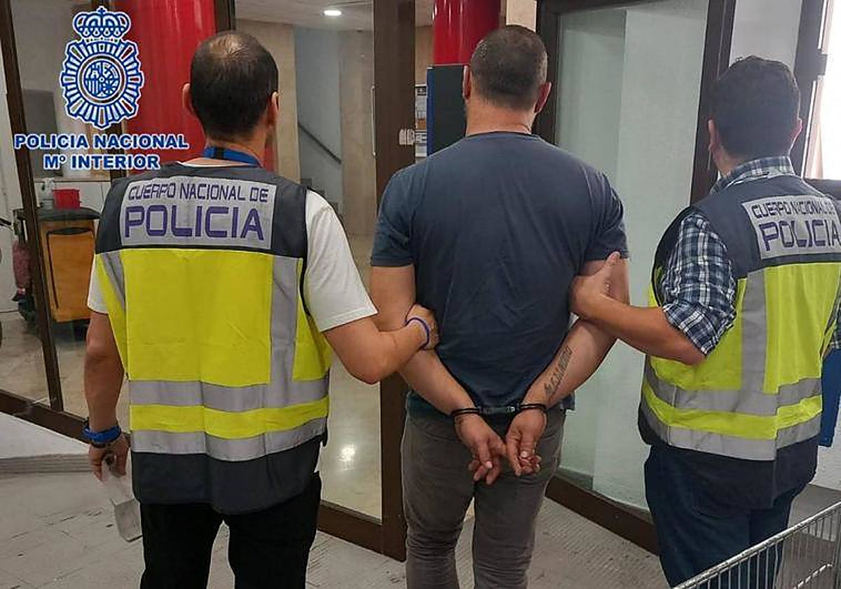 Imagen de la Policía Nacional llevando esposado al detenido