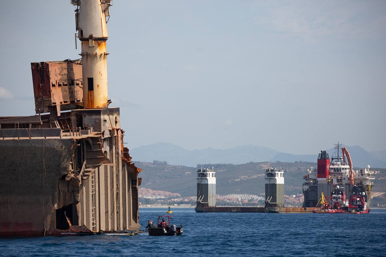 Trabajos que se están llevando a cabo en Gibraltar para reflotar el carguero 'OS 35', semihundido en aguas del Peñón desde el pasado mes de agosto