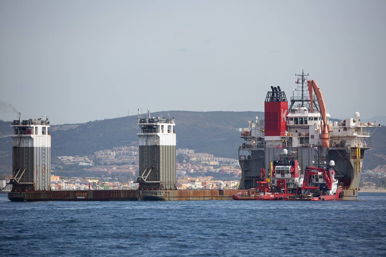 Trabajos que se están llevando a cabo en Gibraltar para reflotar el carguero 'OS 35', semihundido en aguas del Peñón desde el pasado mes de agosto