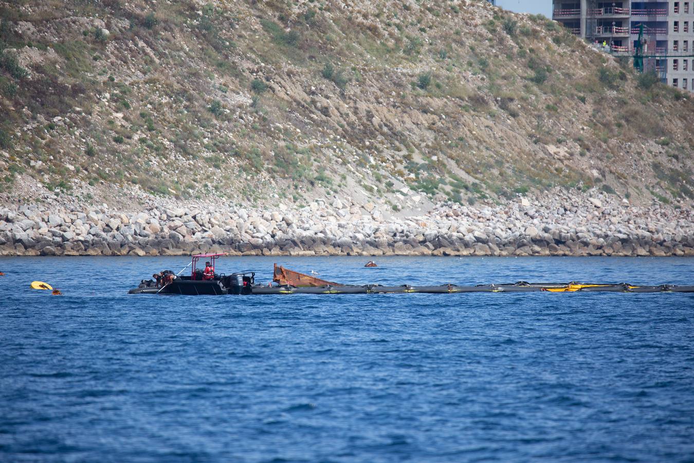 Trabajos que se están llevando a cabo en Gibraltar para reflotar el carguero 'OS 35', semihundido en aguas del Peñón desde el pasado mes de agosto