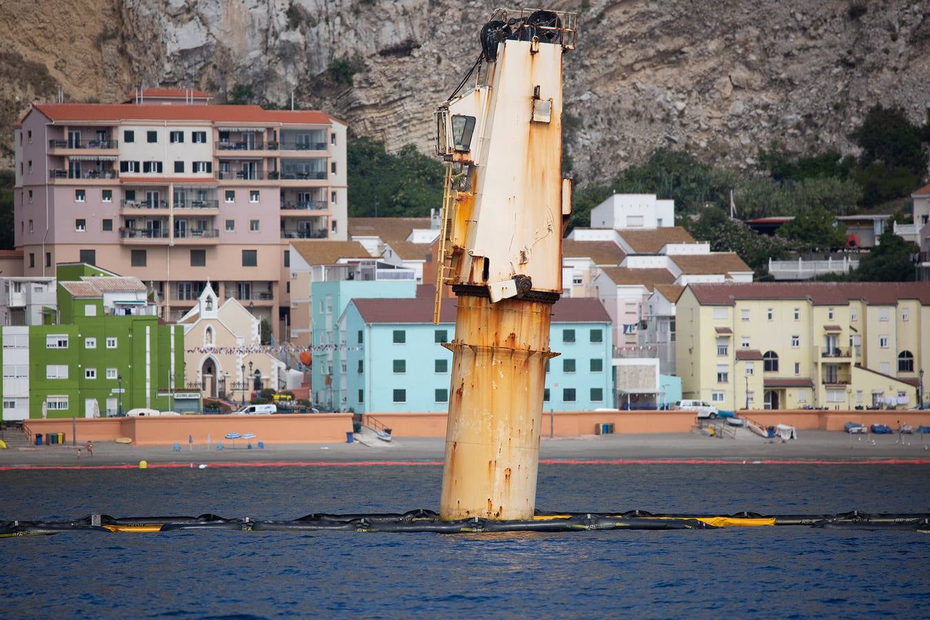 Trabajos que se están llevando a cabo en Gibraltar para reflotar el carguero 'OS 35', semihundido en aguas del Peñón desde el pasado mes de agosto