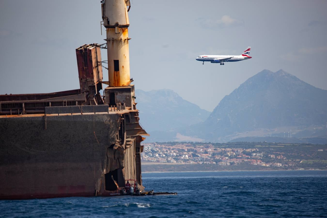 Trabajos que se están llevando a cabo en Gibraltar para reflotar el carguero 'OS 35', semihundido en aguas del Peñón desde el pasado mes de agosto