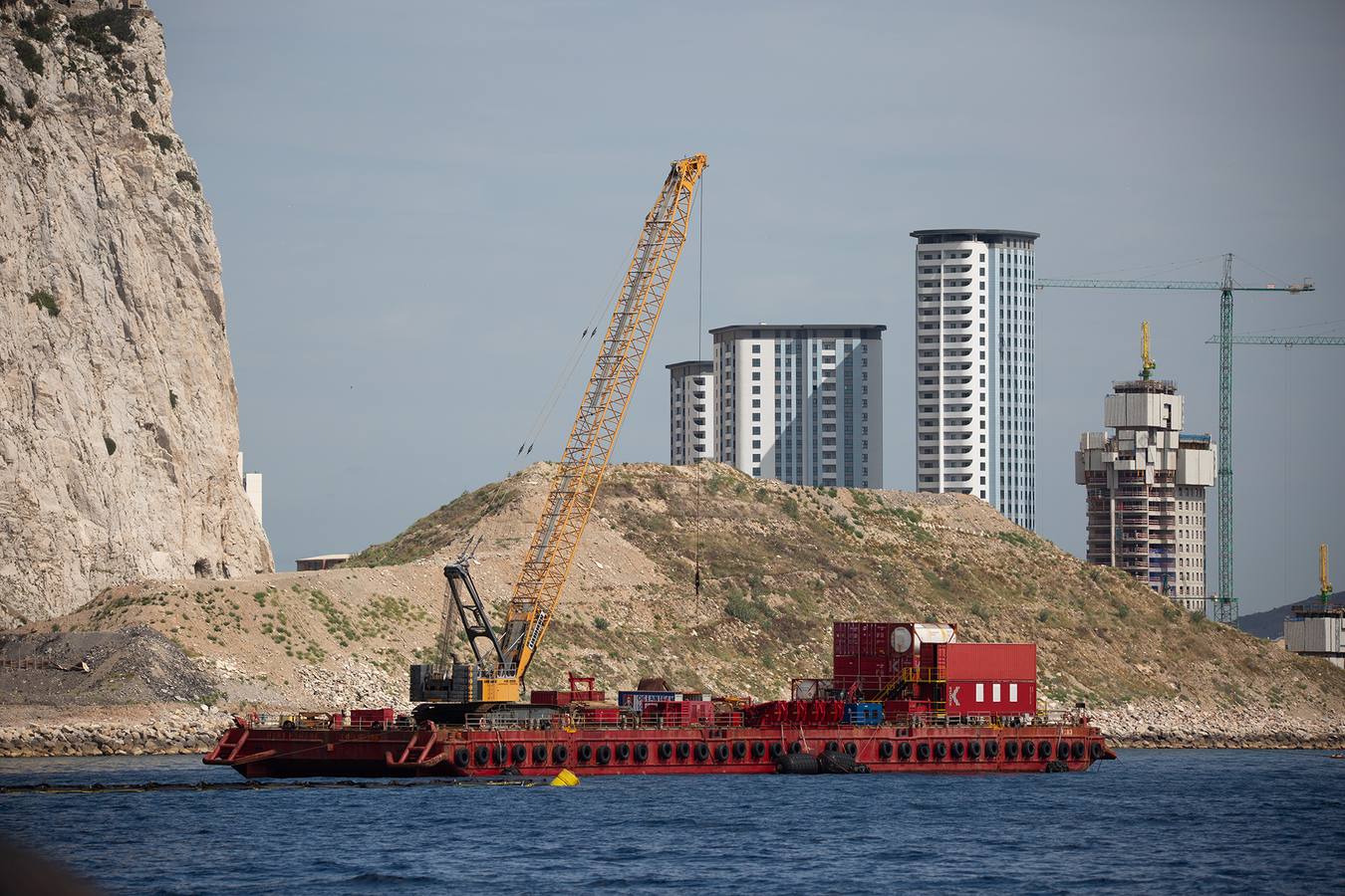 Trabajos que se están llevando a cabo en Gibraltar para reflotar el carguero 'OS 35', semihundido en aguas del Peñón desde el pasado mes de agosto
