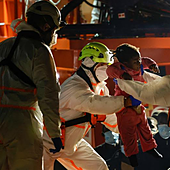 Una niña muere en una patera en la que podría haber 39 fallecidos: «Llevaban 12 horas pidiendo ayuda»