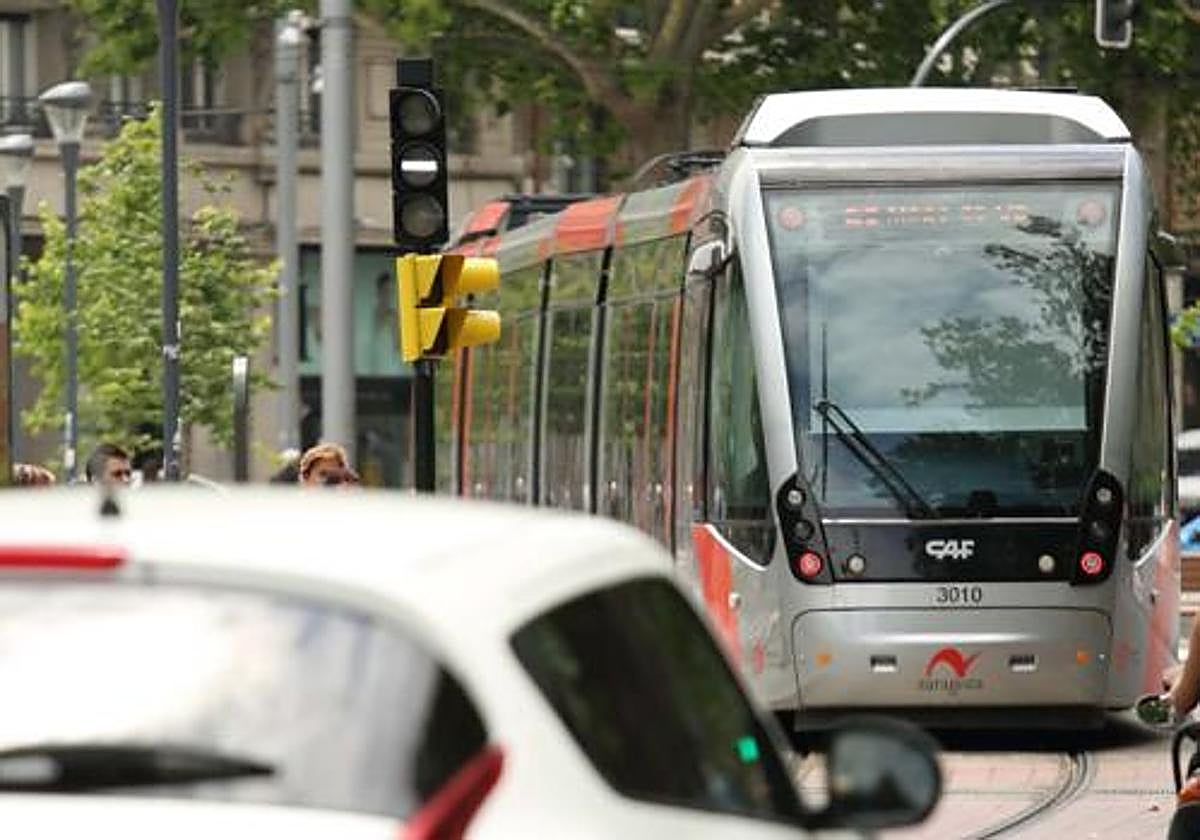 Condenan a un hombre a un año de prisión por besar y toquetear a una pasajera en el tranvía de Zaragoza