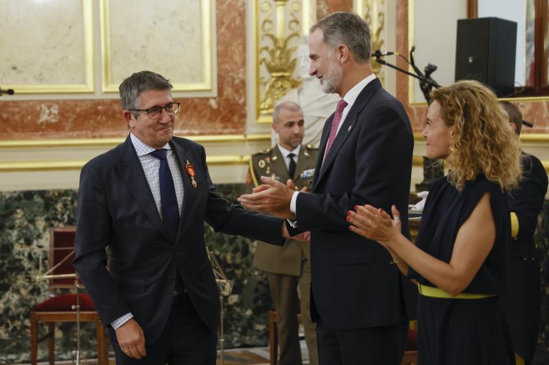 El rey Felipe VI junto a la presidenta del Congreso, Meritxell Batet, entregan la medalla al expresidente del Congreso Patxi López