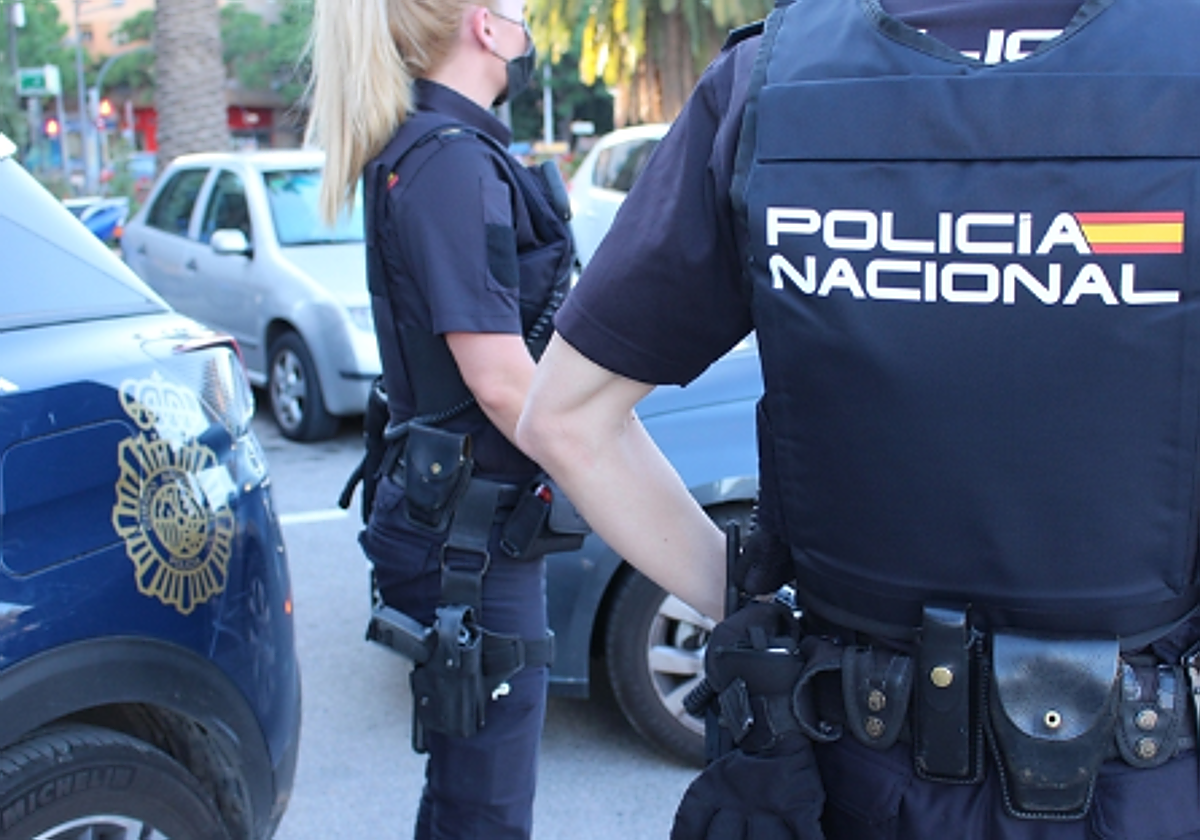 Imagen de recurso de dos agentes de la Policía Nacional