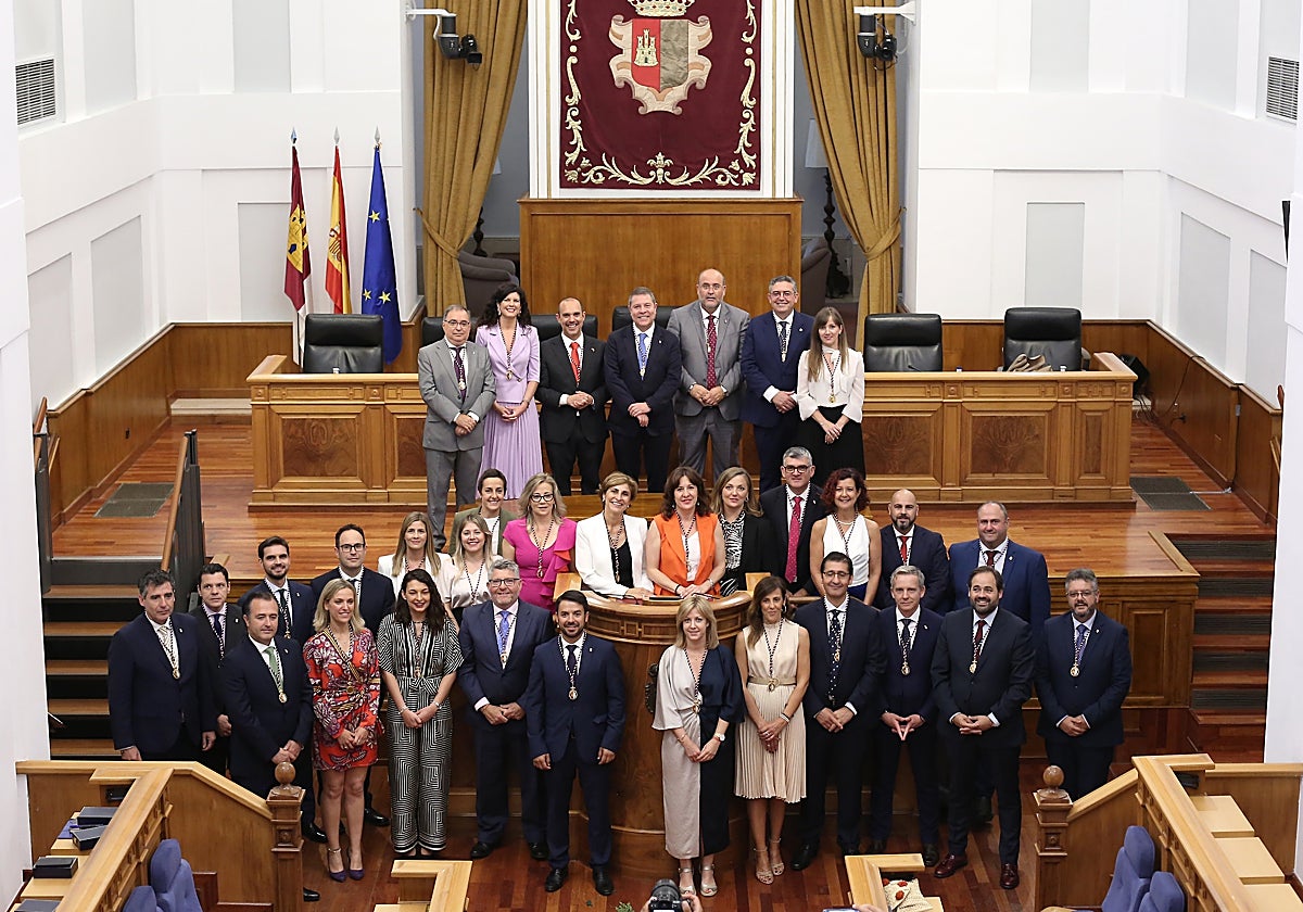 Los 33 diputados de las Cortes regionales posan tras el pleno