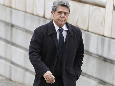 Federico Trillo (VI Legislatura 1996-2000). El 27 de marzo de 1996 fue nombrado Presidente del Congreso de los Diputados, cargo que mantuvo hasta el final de la VI legislatura en el 2000. El 27 de abril de 2000, José María Aznar lo nombró Ministro de Defensa de su segundo gobierno. Como tal, en julio de 2002 ordenó el asalto a la isla de Perejil, ocupada días antes por militares marroquíes, para liberarla y devolverle el statu quo.