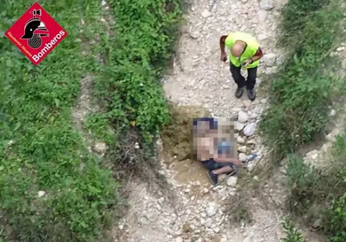 Imagen del rescate de un hombre de 79 años en una zona rural de Alcoy (Alicante)