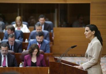 Ayuso exhibe buena sintonía con los de Abascal pese a no necesitarlo