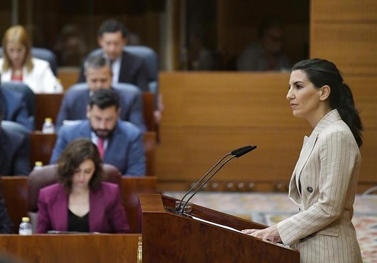 La portavoz de Vox en la Asamblea, Rocío Monasterio, interviene durante la segunda sesión del Pleno de investidura. Isabel Díaz Ayuso, de fondo en la bancada