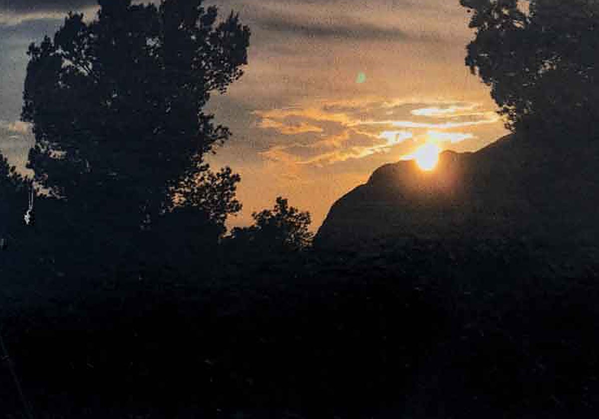 Imagen del paso del sol por El Portell o Tajo de Roldán en 2019