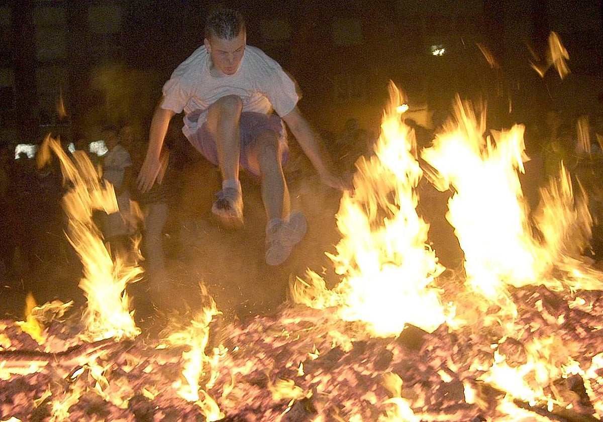 Un joven salta una hoguera por san Juan