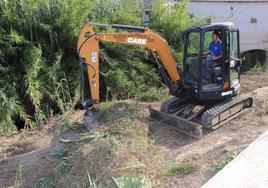 El Ayuntamiento activa una limpieza especial del cauce del río Lucena