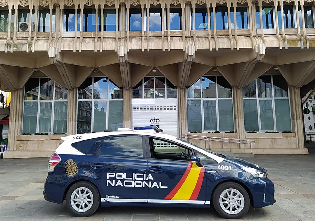 Un coche de la Policía Nacional, delante del Ayuntamiento de Ciudad Real