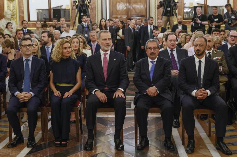 El rey Felipe junto a la presidenta del Congreso, Meritxell Batet (2i); el ministro de Presidencia, Félix Bolaños (i) el presidente del Consejo General del Poder Judicial, Rafael Mozo (2d) y el vicepresidente primero del Congreso, Alfonso Rodríguez Gómez de Celis (d), durante la entrega la Medalla del Congreso de los Diputados a los expresidentes de la Cámara Baja del actual periodo constitucional