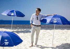 'Verano azul': el PP presenta su campaña sobre la arena y rodeado de sombrillas