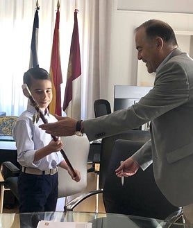 Imagen secundaria 2 - Gregorio recibe a un visitante muy especial en el Ayuntamiento de Talavera