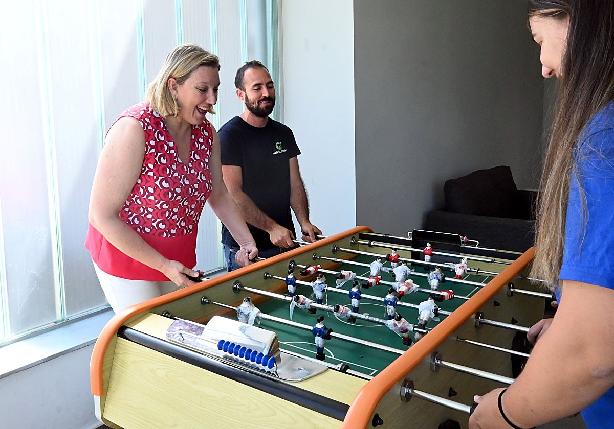 La consejera de Familia, Isabel Blanco, durante su visita al albergue de Mayorga (Valladolid)