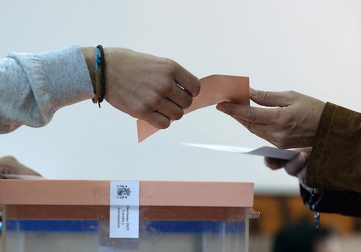 Entregando votos en una mesa electoral